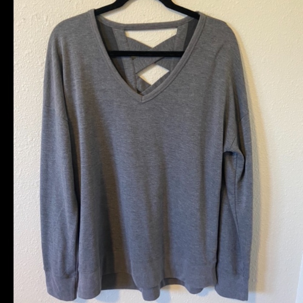 Gray cross cross workout T.